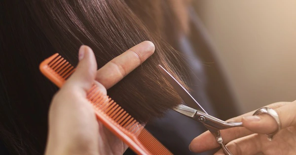 Cắt tóc vào ngày xấu có thể khiến tâm trạng không tốt, dễ gặp chuyện không may hoặc hao tổn sức khỏe.