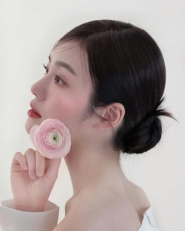 kiểu tóc công sở đẹp, thanh lịch, dễ làm cho nàng đi làm mỗi ngày
