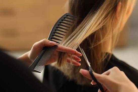 Nhiều người có thói quen xem ngày tốt trước khi cắt tóc với mong muốn đón nhận may mắn, thuận lợi trong công việc và cuộc sống.